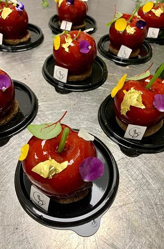 Des pâtisseries sucrées faites maison pour finir un repas Traiteur de grande quintessence à Boulogne-Billancourt