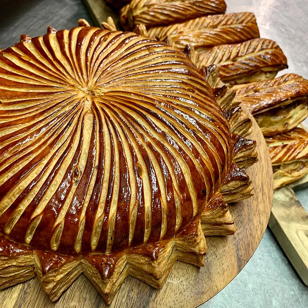 Des tourtes garnies pour un buffet traiteur à Boulogne-Billancour(92), en Ile de France